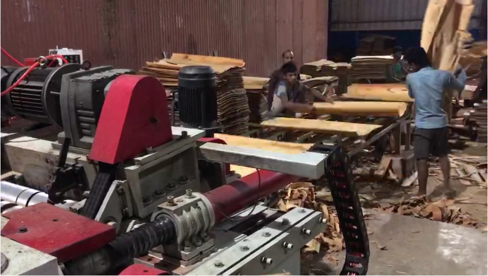 Spindleless veneer peeling machine debugging process