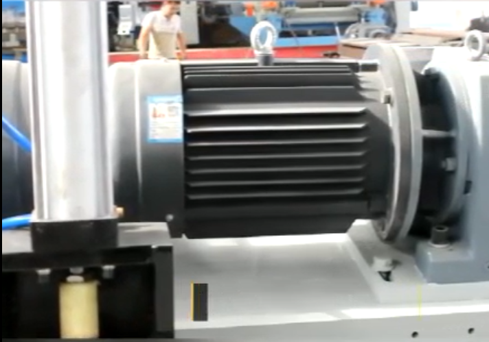 veneer rotary cutting machine